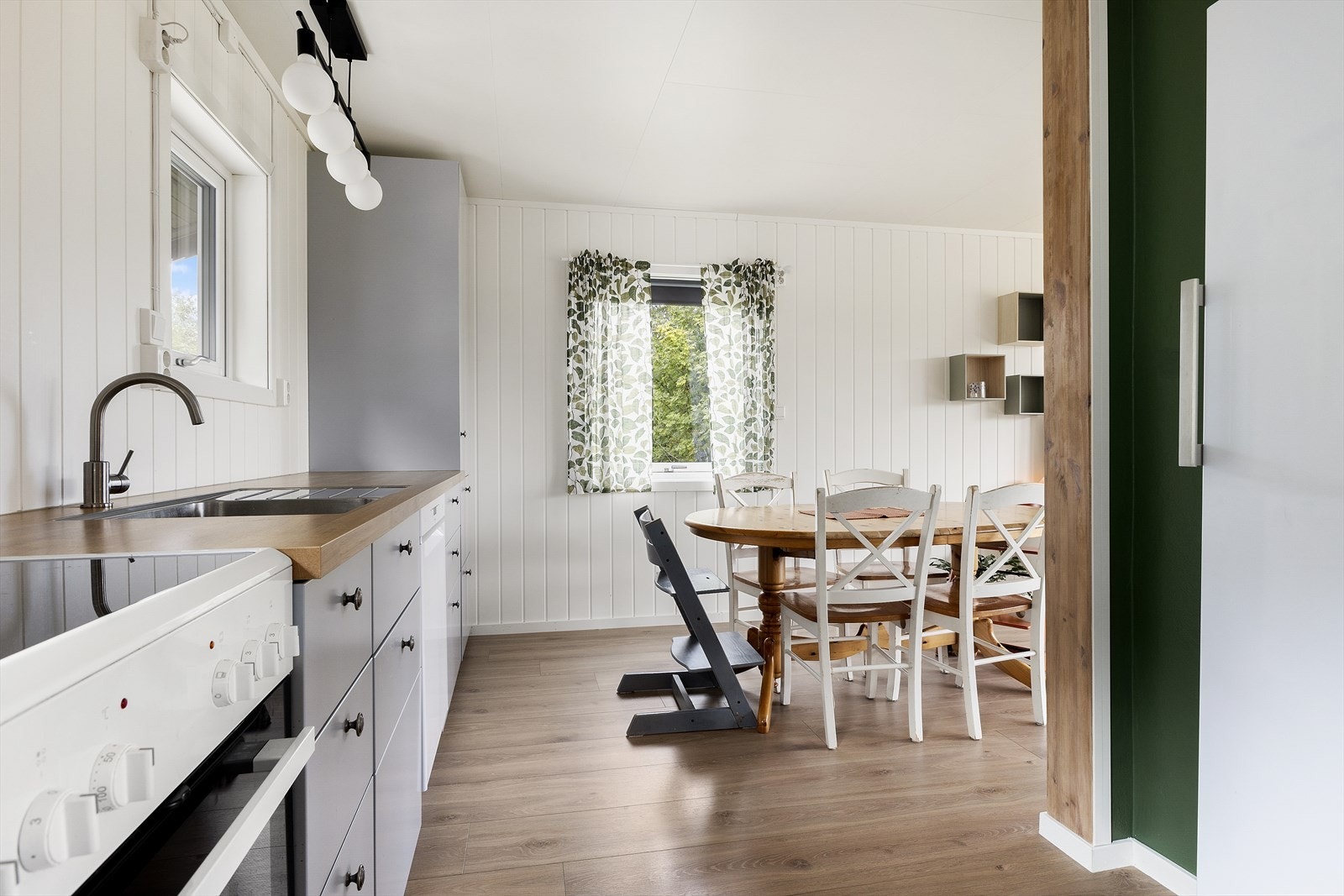 En fin innredning som har godt med skuffer og oppbevaringsplass. Galleribilde