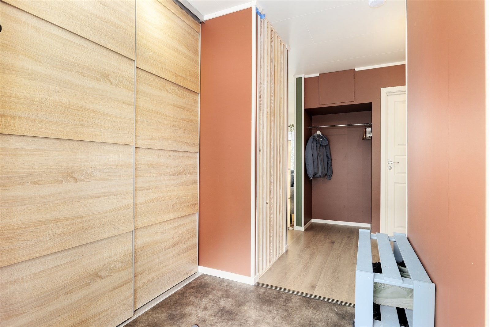 Yttergang med skyvedørsgarderobe. Galleribilde