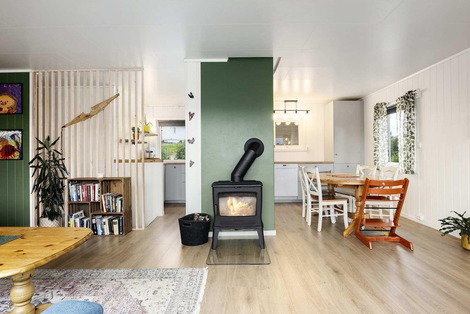 Det er satt stålrør i pipe. Oppvarming er ellers elektrisk med panelovner, varmekabler på baderoms- og vaskeromsgulvet, samt på rom benyttet som soverom i sokkeletasjen. Galleribilde