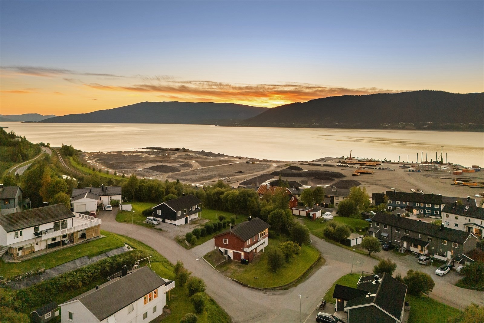 Enebolig beliggende godt opp i høyden i Langneset, på en romslig eiendomstomt på 895 kvm. Drenering ble skiftet på alle 4 kjelleryttervegger i 2024. Galleribilde