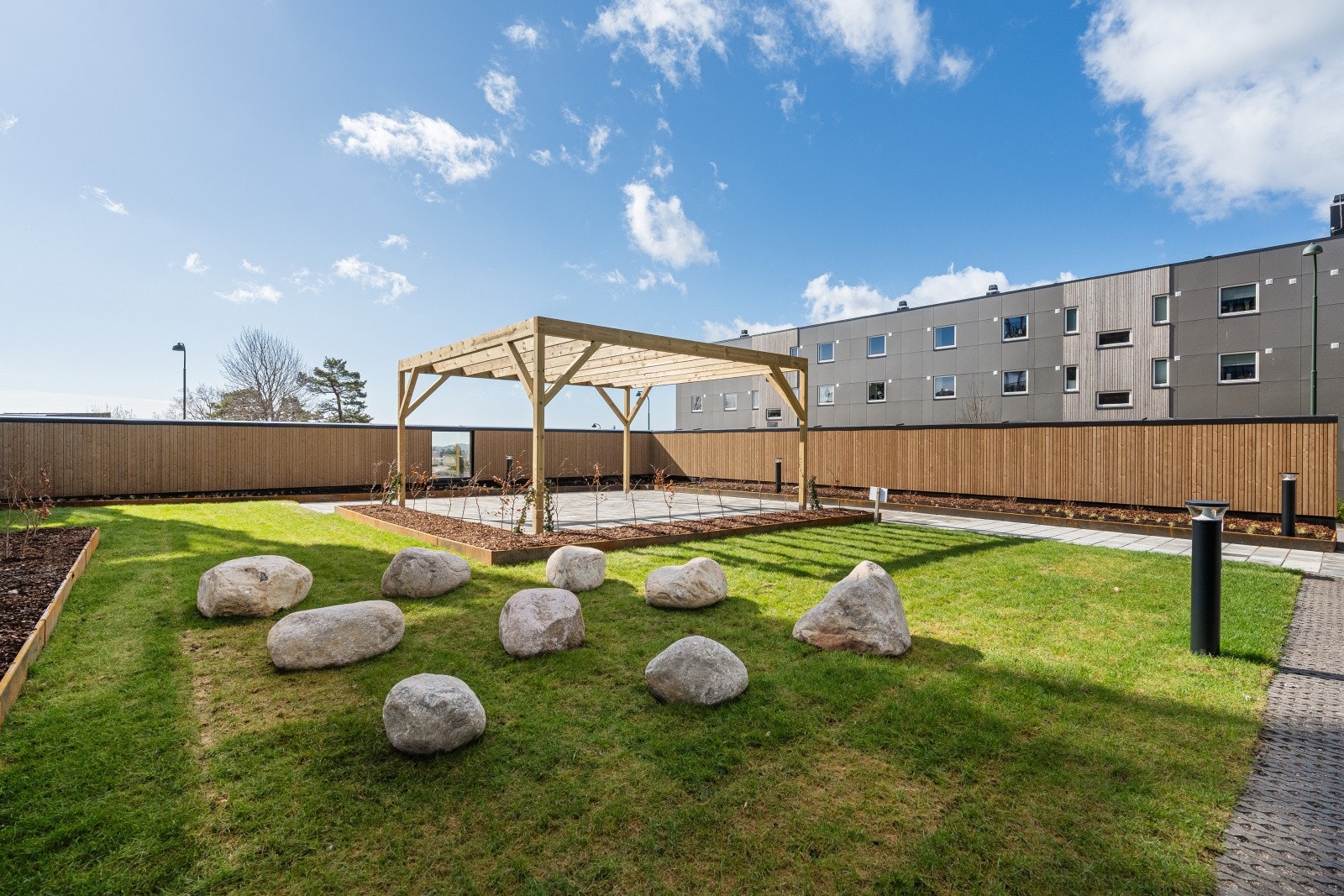 Flott felles hage med pergola og plen Galleribilde