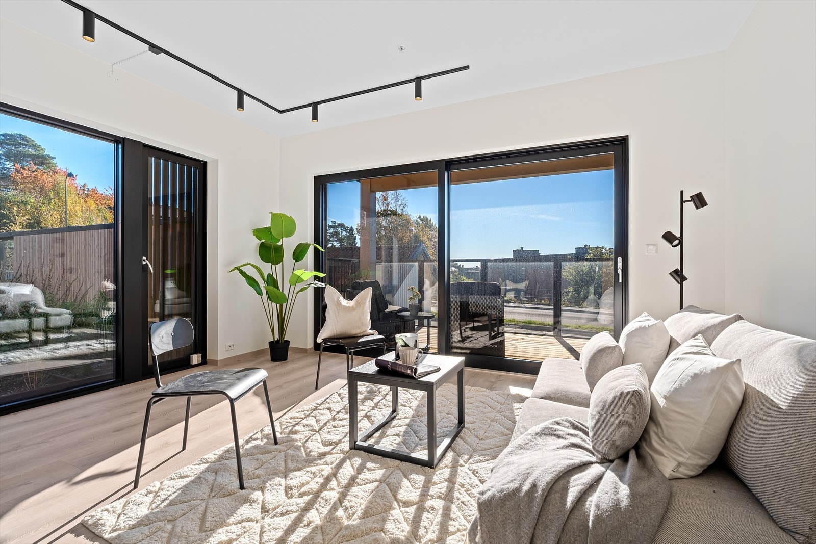 Lys hjørneleilighet med store vindusflater Galleribilde