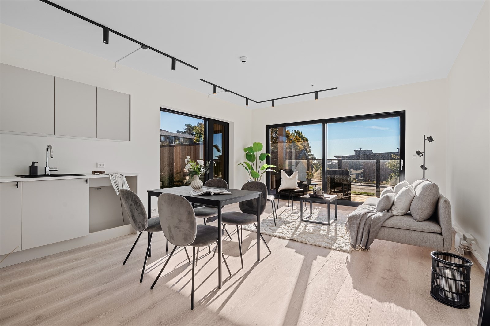 Store vindusflater i stue/kjøkken Galleribilde