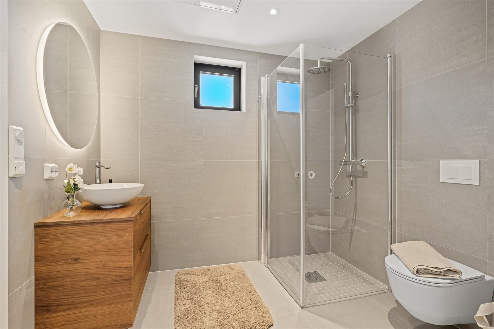 Lekkert bad med opplegg for vaskemaskin Galleribilde