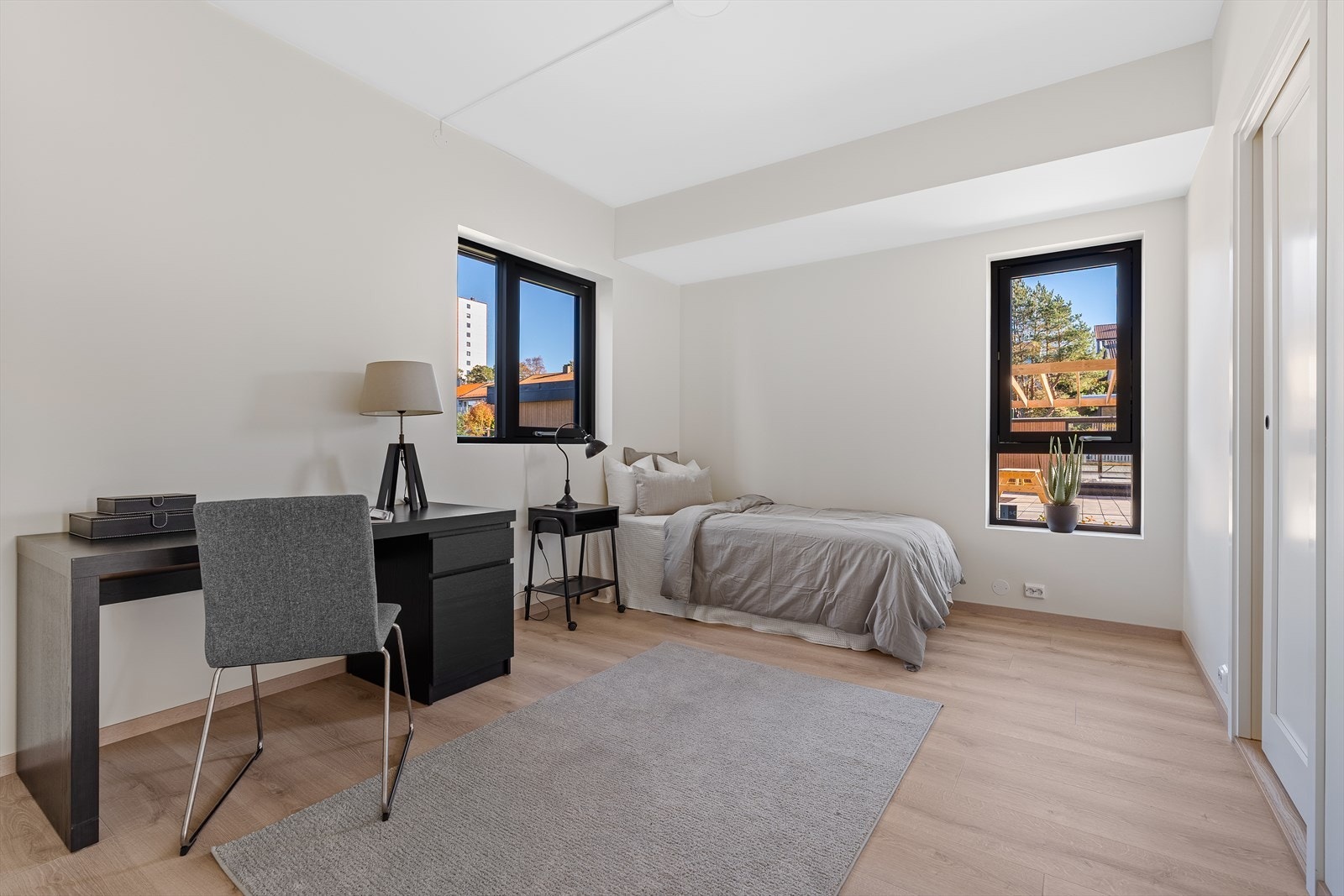 Romslig soverom med plass til garderobeskap Galleribilde