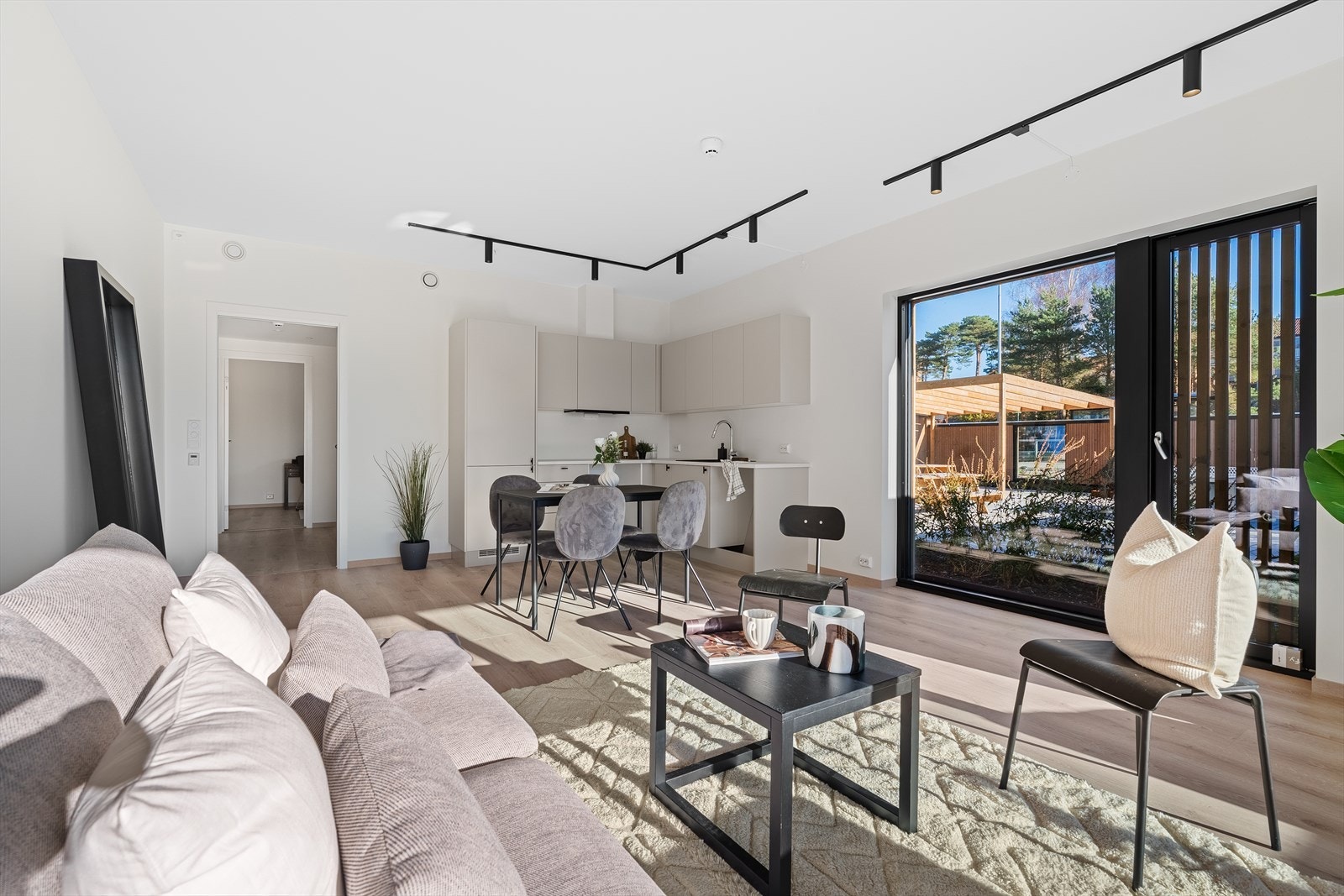 Stue med åpen kjøkkenløsning Galleribilde