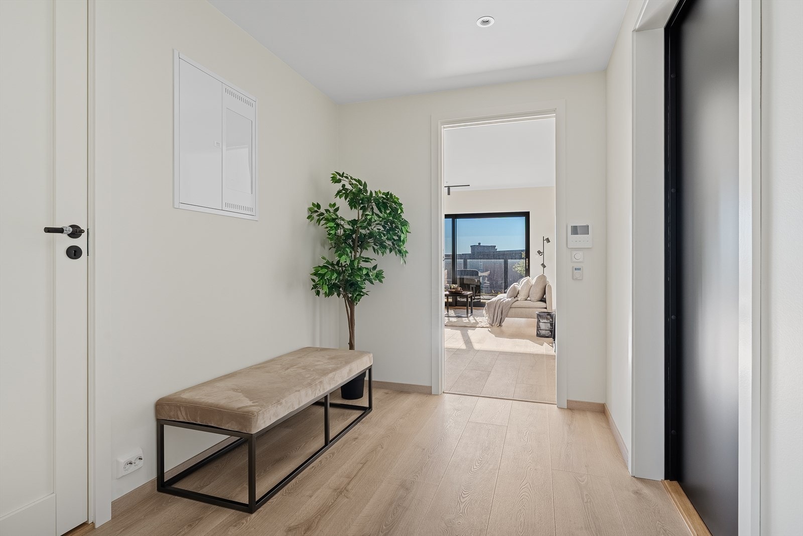 Inngangsparti med plass til skyvedørsgarderobe Galleribilde