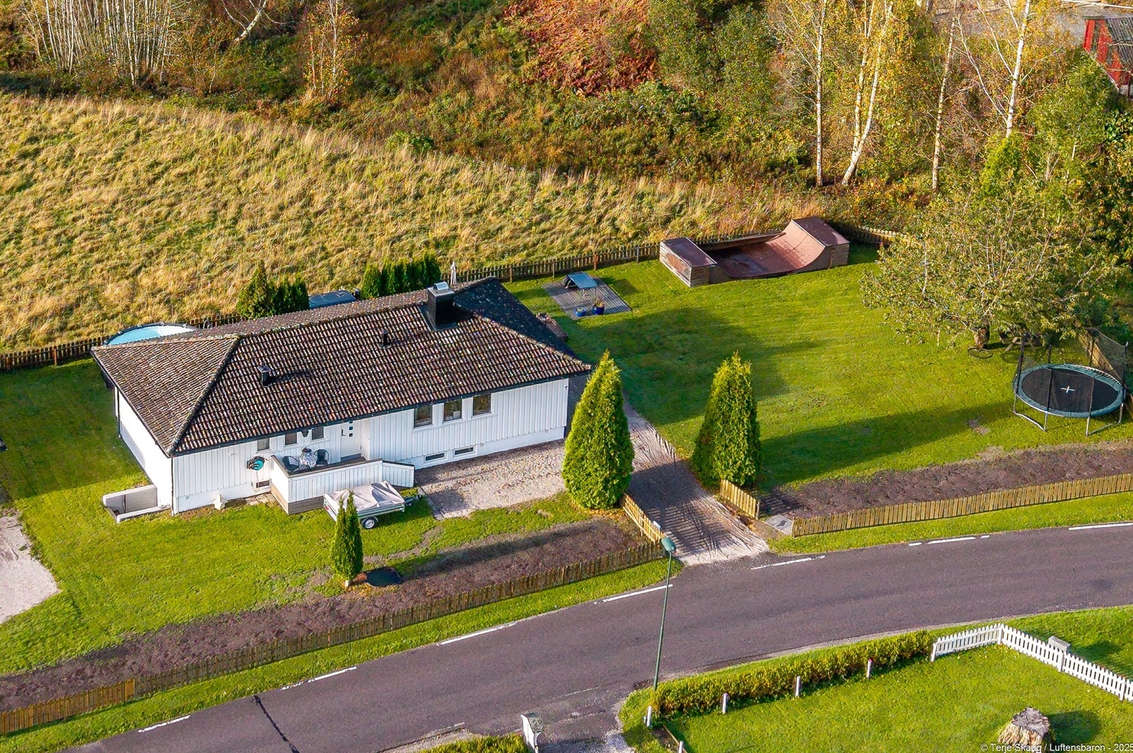 Beliggenheten er ideell for familier, i trygge og rolige omgivelser med gangavstand til skole, dagligvare og barnehage. Boligfeltet omkranses av skog og store åkre, inkludert et friområde i grense til eiendommen. Galleribilde