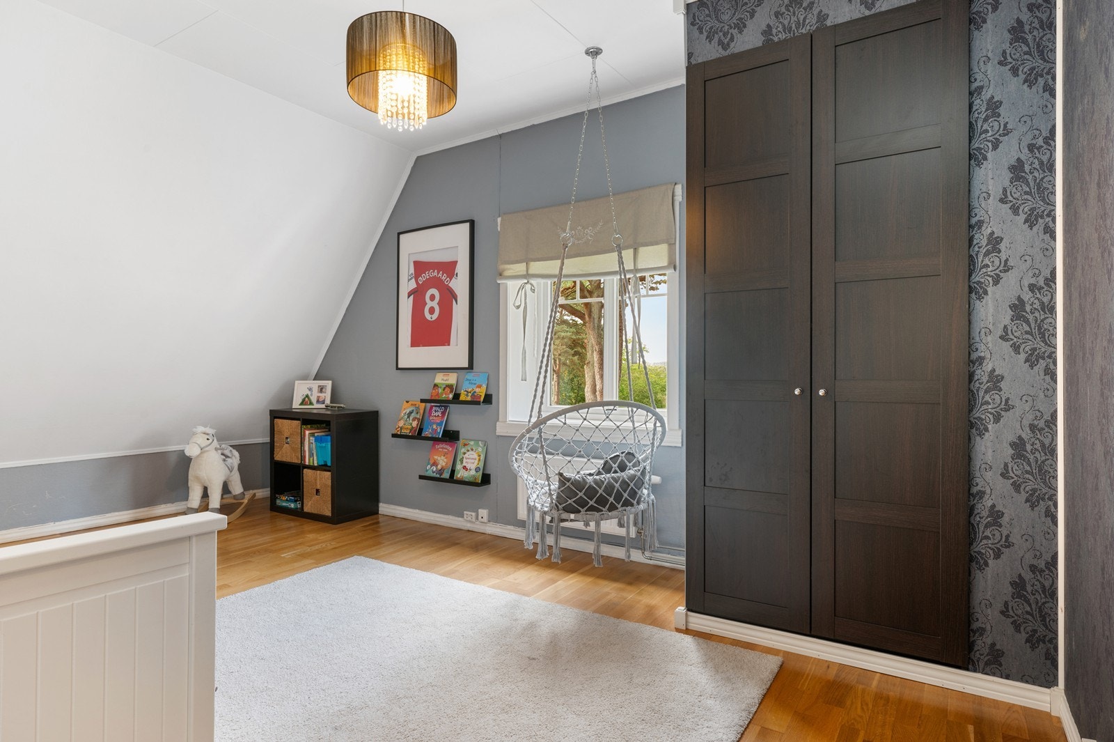 Soverom 2 med innbygd garderobeskap Galleribilde