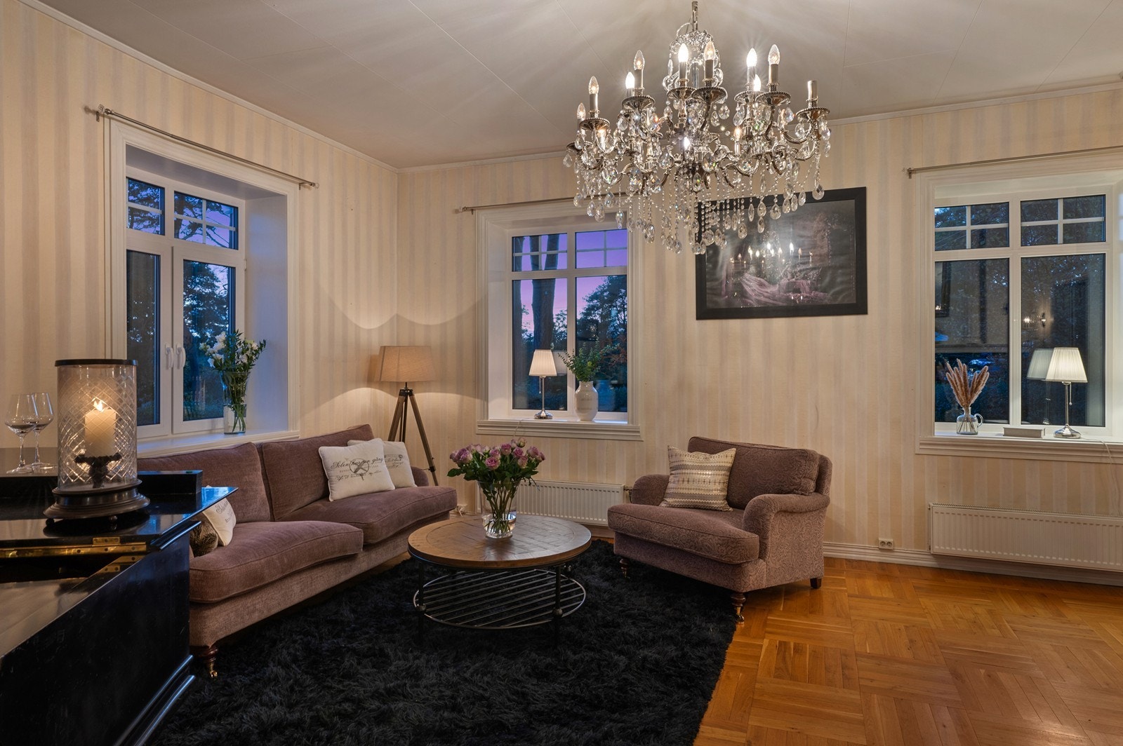 Nostalgi og sjarm i hovedetasjen i første etasje - her er det tre stuer for ulike behov! Galleribilde