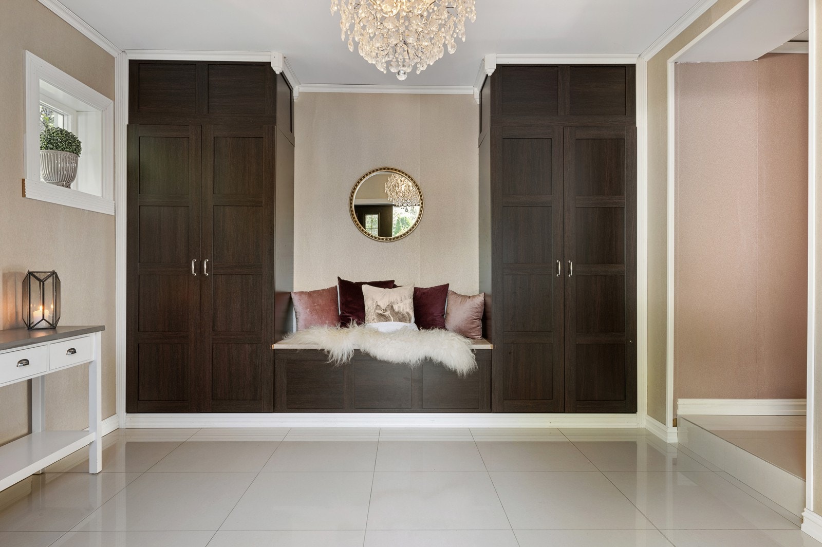 Delikat innbygget garderobeskap i gangen Galleribilde