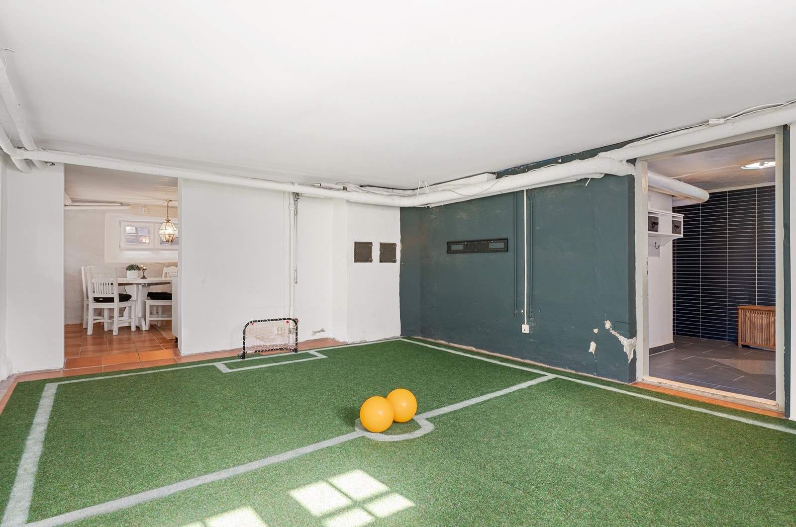 Kjelleretasjen har gang, toalettrom, garderobe, hobbyrom, vaskerom, kjøkken, vinkjeller og boder Galleribilde