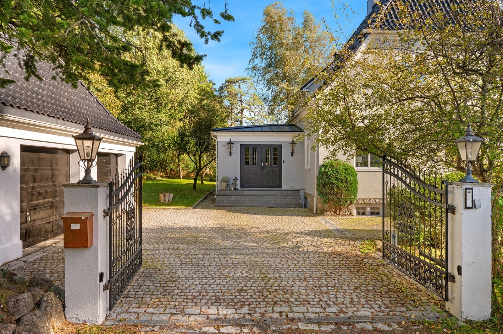 Eiendommen har dobbeltgarasje på ca 42 kvm og det er varmekabler i gardsplass Galleribilde