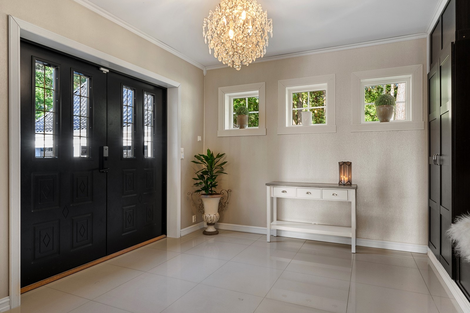 Legg merke til det lekre inngangspartiet med hoveddøren som har godt med lysinnslipp via glassrutene! Galleribilde