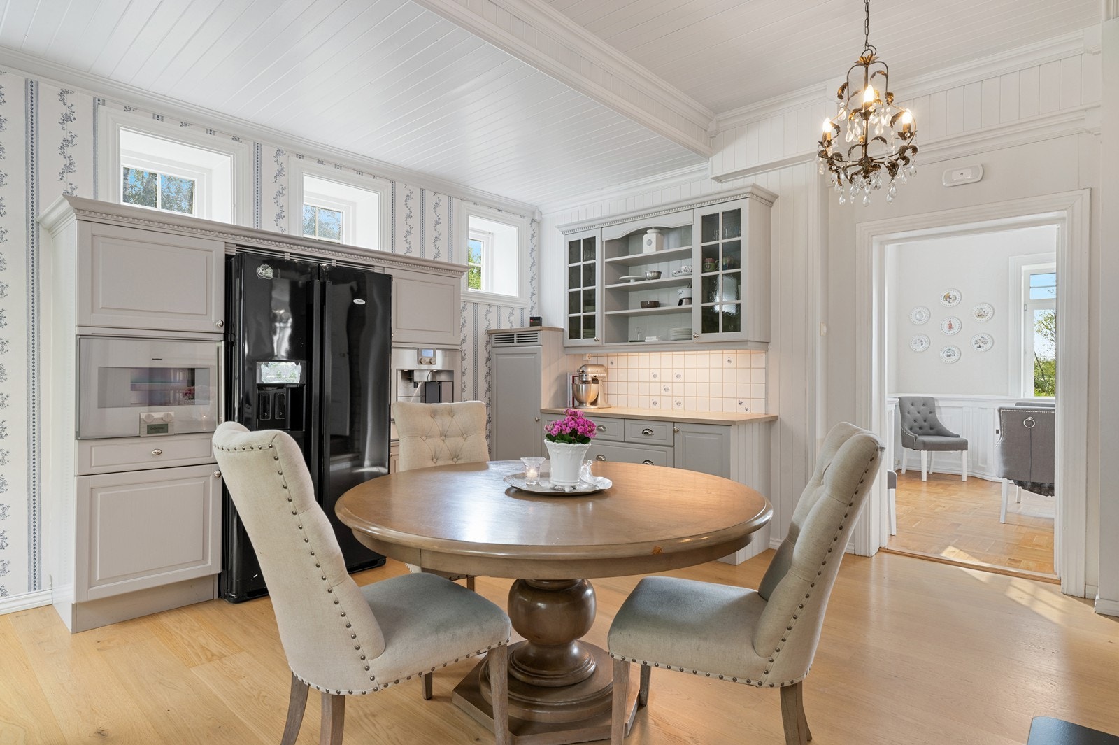 Delikat kjøkken i første etasje med integrert kaffemaskin og dampovn samt laminat benkeplater Galleribilde