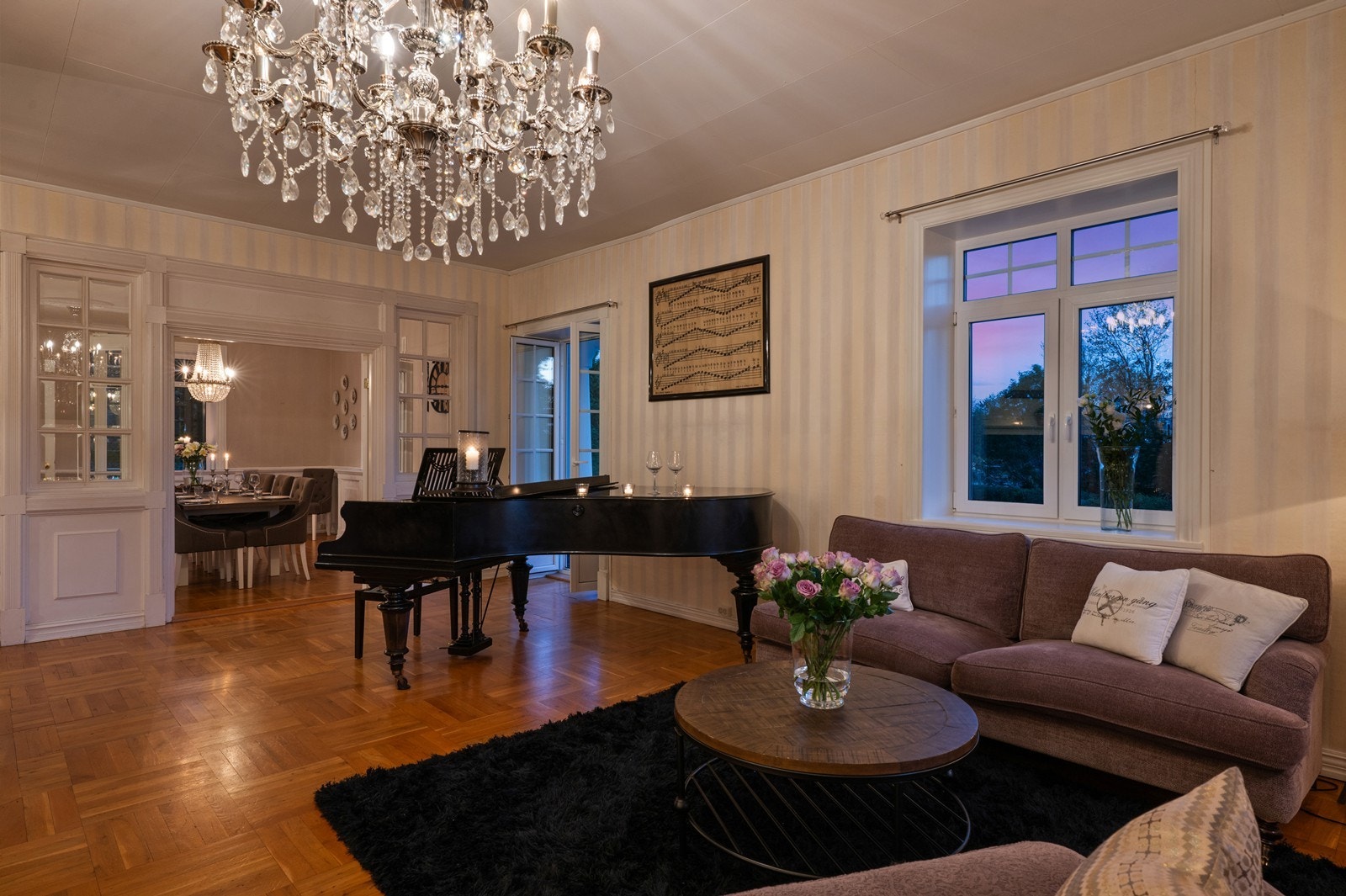 Denne stuen har plass til ekstra stor sofagruppe, loungemøbler for avslapning eller et flygel om du vil! Galleribilde