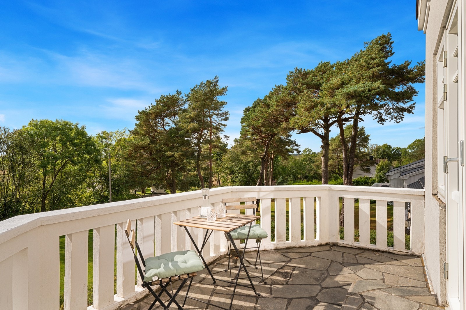 Sørvendt og luftig terrasse i 2. etasje med supre solforhold Galleribilde