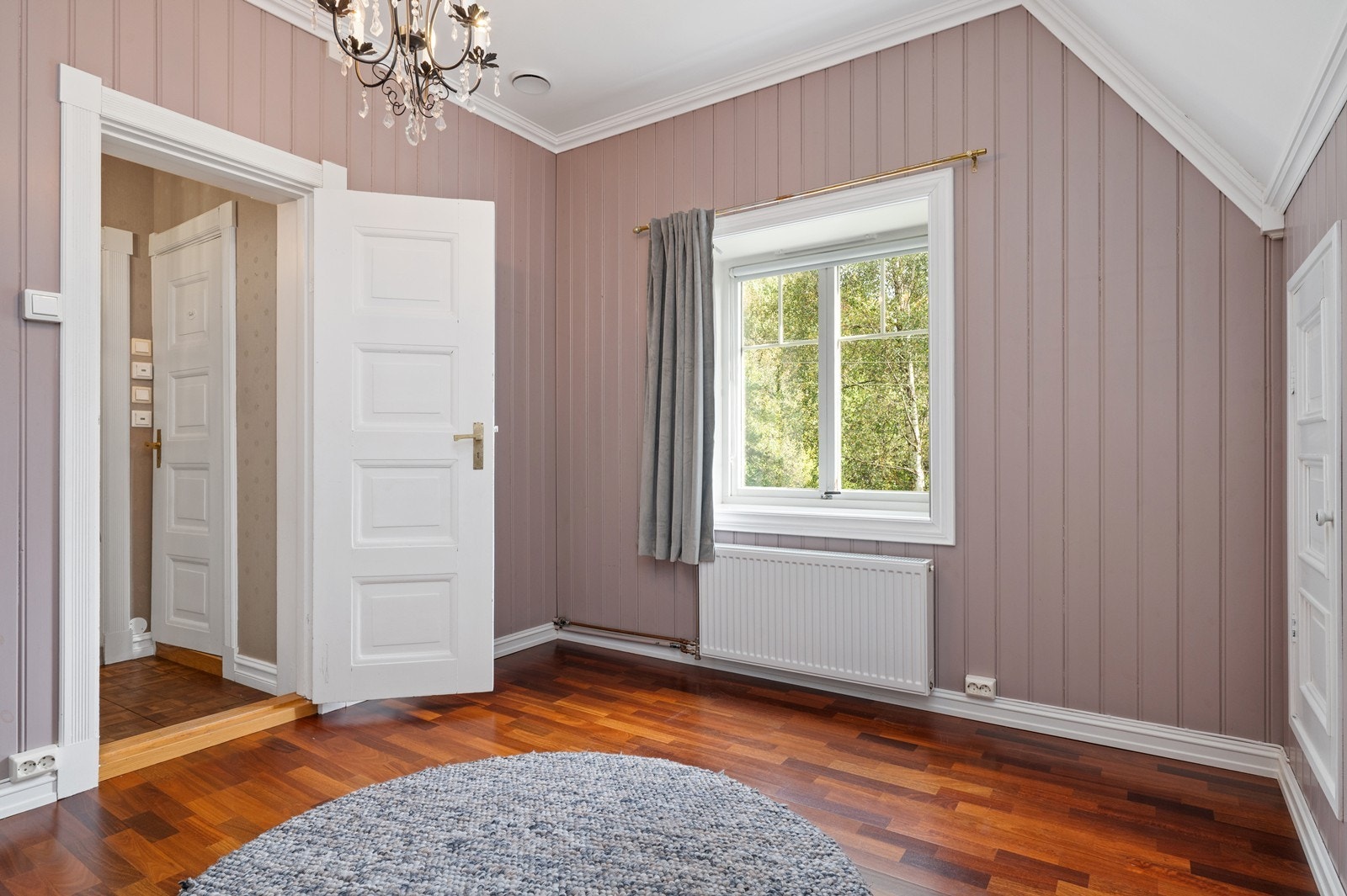 Fin og dus veggfarge -innred med kommoder og pult i tillegg til seng Galleribilde