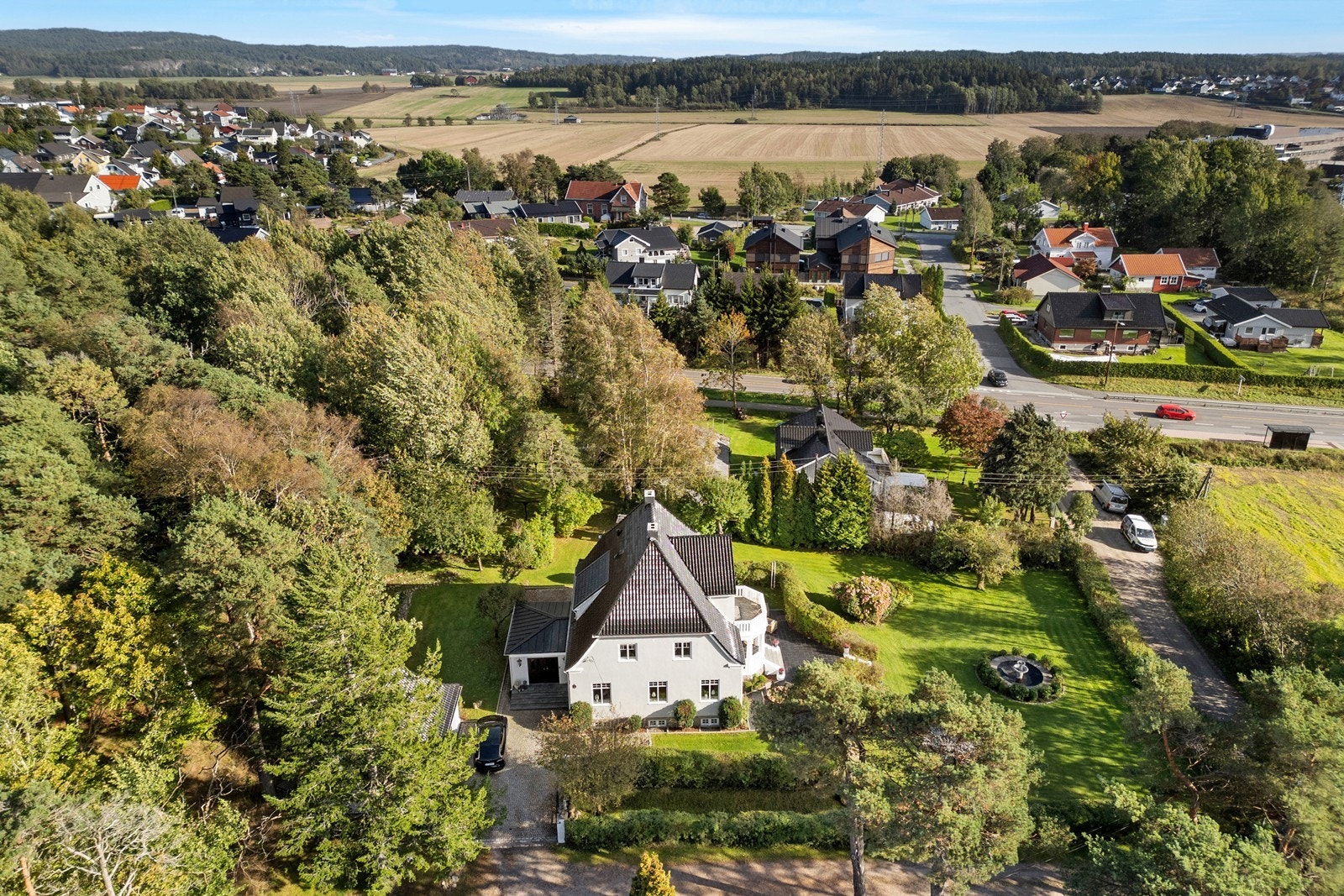 Bo fredelig og uforstyrret på landet med åkerlandskap som nærmeste nabo Galleribilde