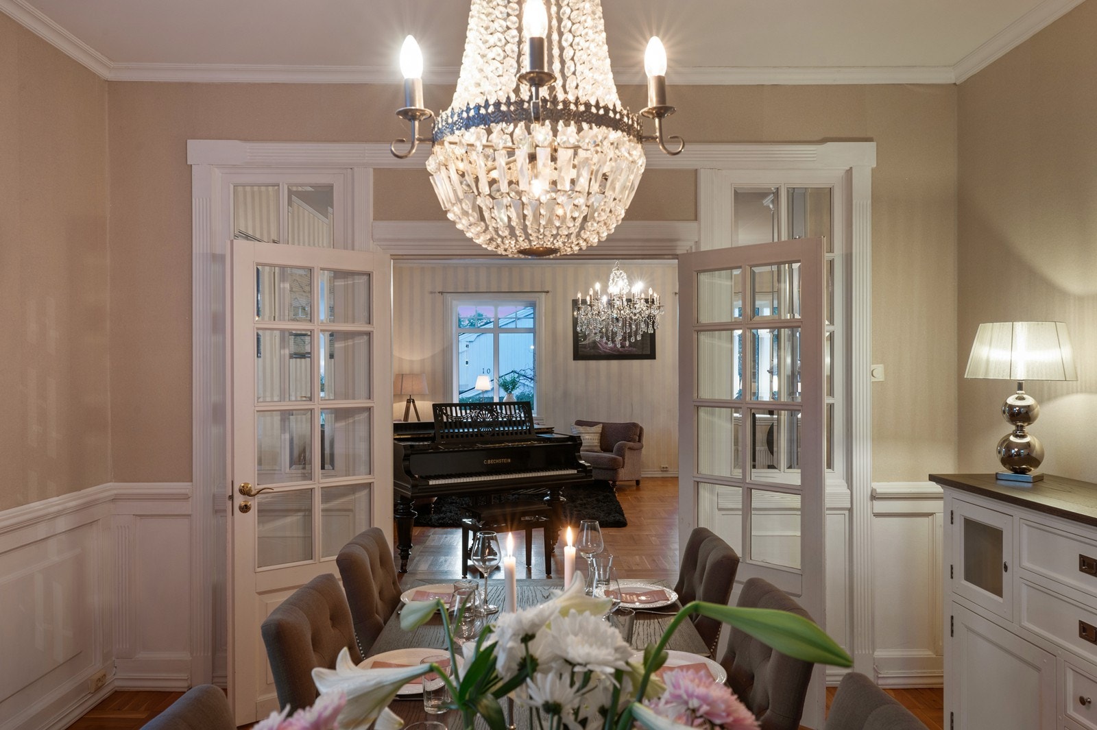 Lekker spisestue med franske dører ! Galleribilde