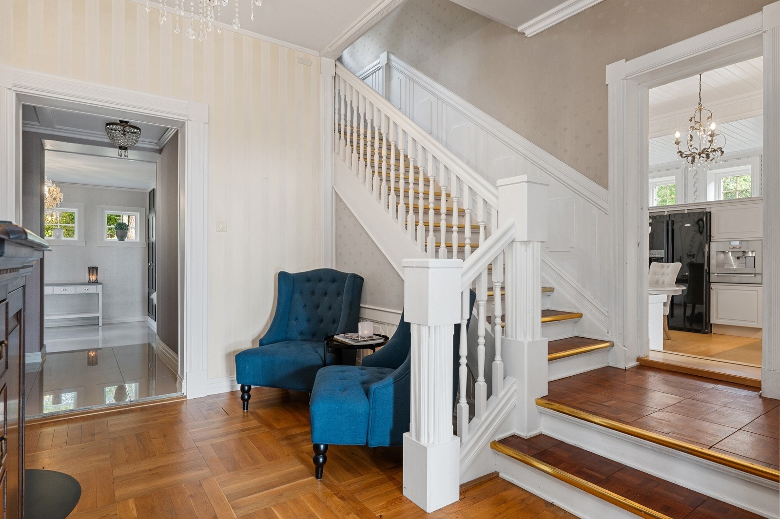 Herskapelig uttrykk i gangen med flott trappeløp! Galleribilde