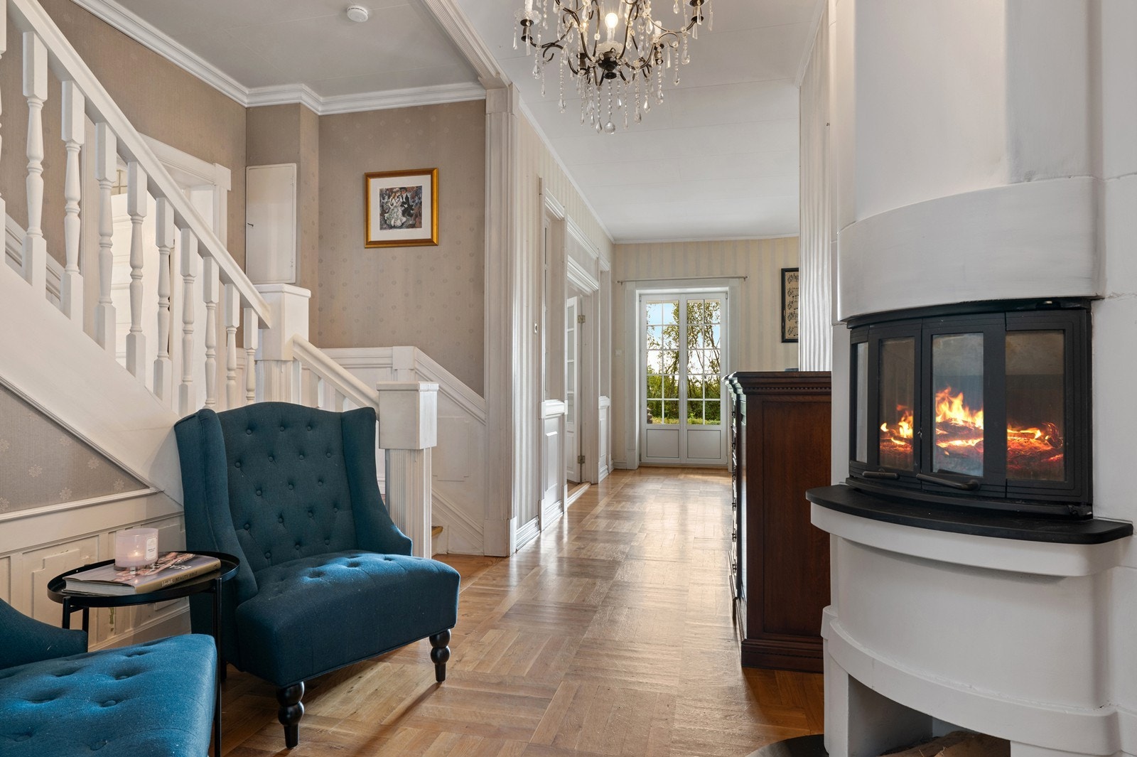 Nyt varmen fra peisovnen en kald høstdag! Galleribilde