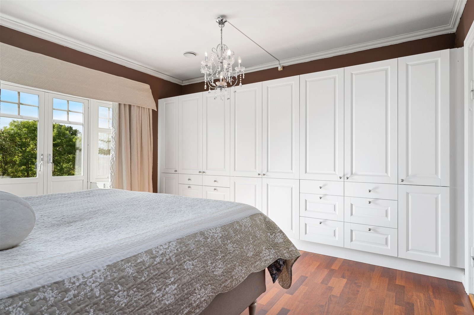 Det er fire soverom i 2. etasje - Dette har adkomst til en terrasse Galleribilde