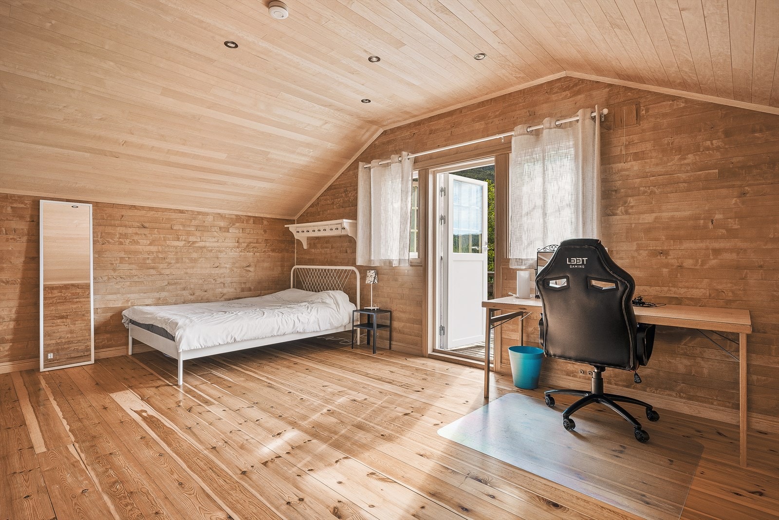 Hovedsoverommet har godt med lysinnslipp samt utgang til egen altan, hvor man kan nyte frisk luft i vakre omgivelser. Galleribilde