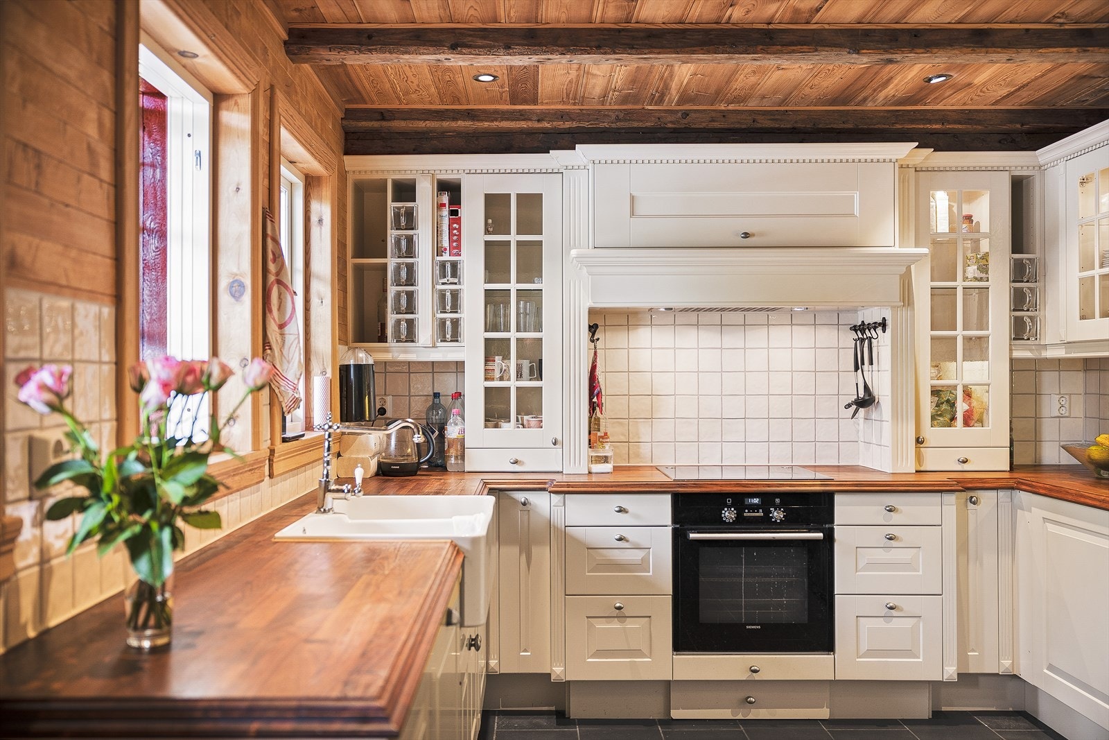 Kjøkkenet har et helt eget særpreg. Gode arbeidsflater på benkeplate, samt rikelig med oppbevaringsplass i over og underskap. Kjøkkeninnredning med profilfronter i tidløs farge fra kvalitetsleverandøren Sigdal. Galleribilde