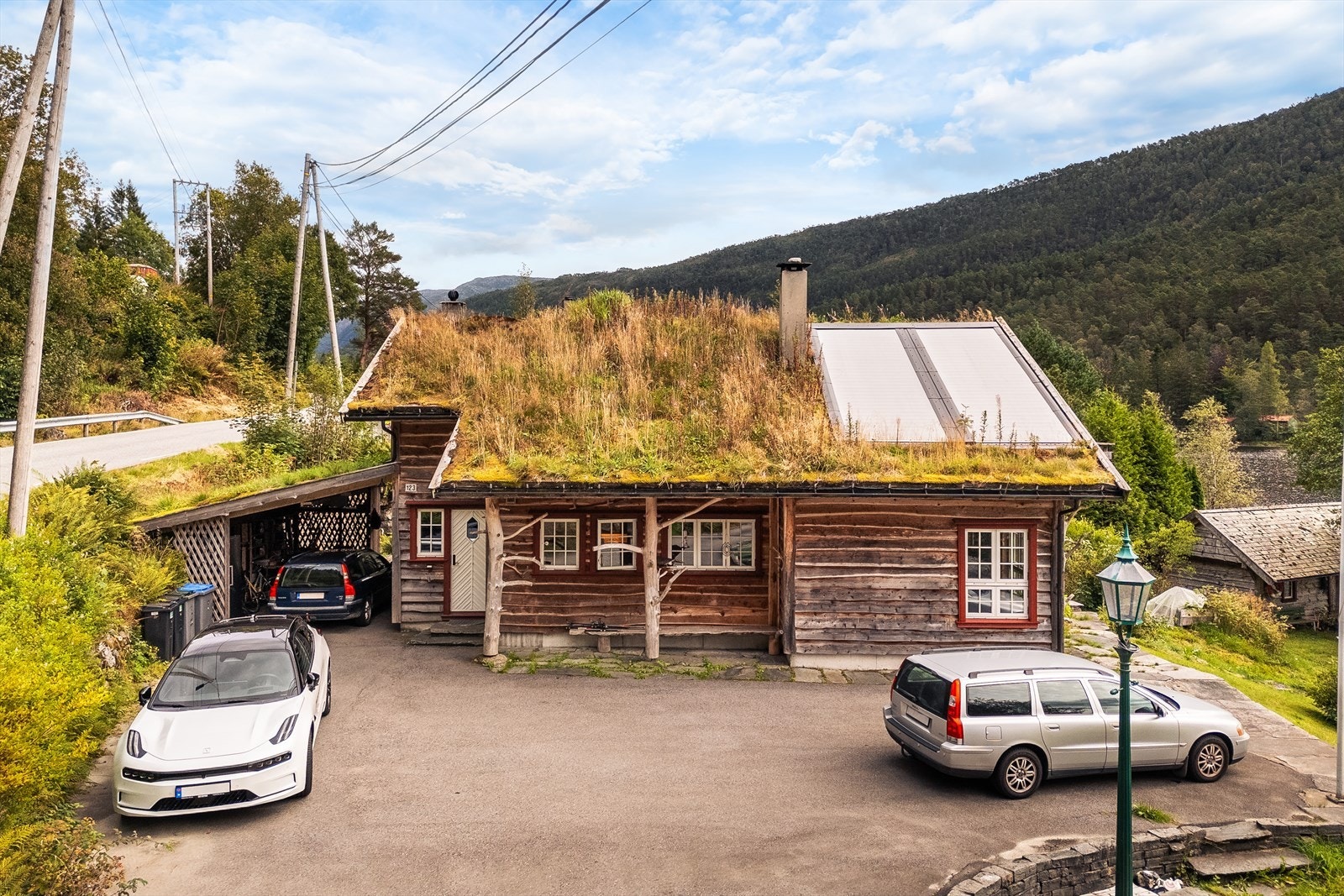 Carport på eiendommen. Det er i tillegg plass til flere biler på asfaltert biloppstillingsplass. Galleribilde