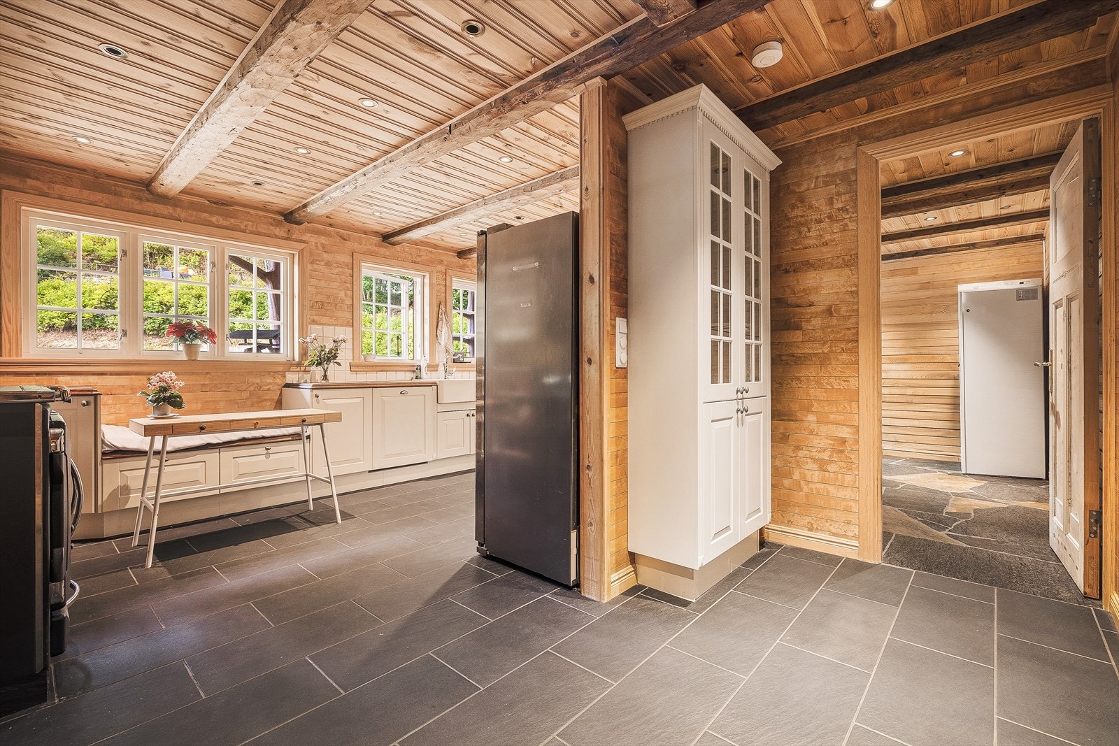 Gangen med tilkomst til kjøkkenet. Galleribilde