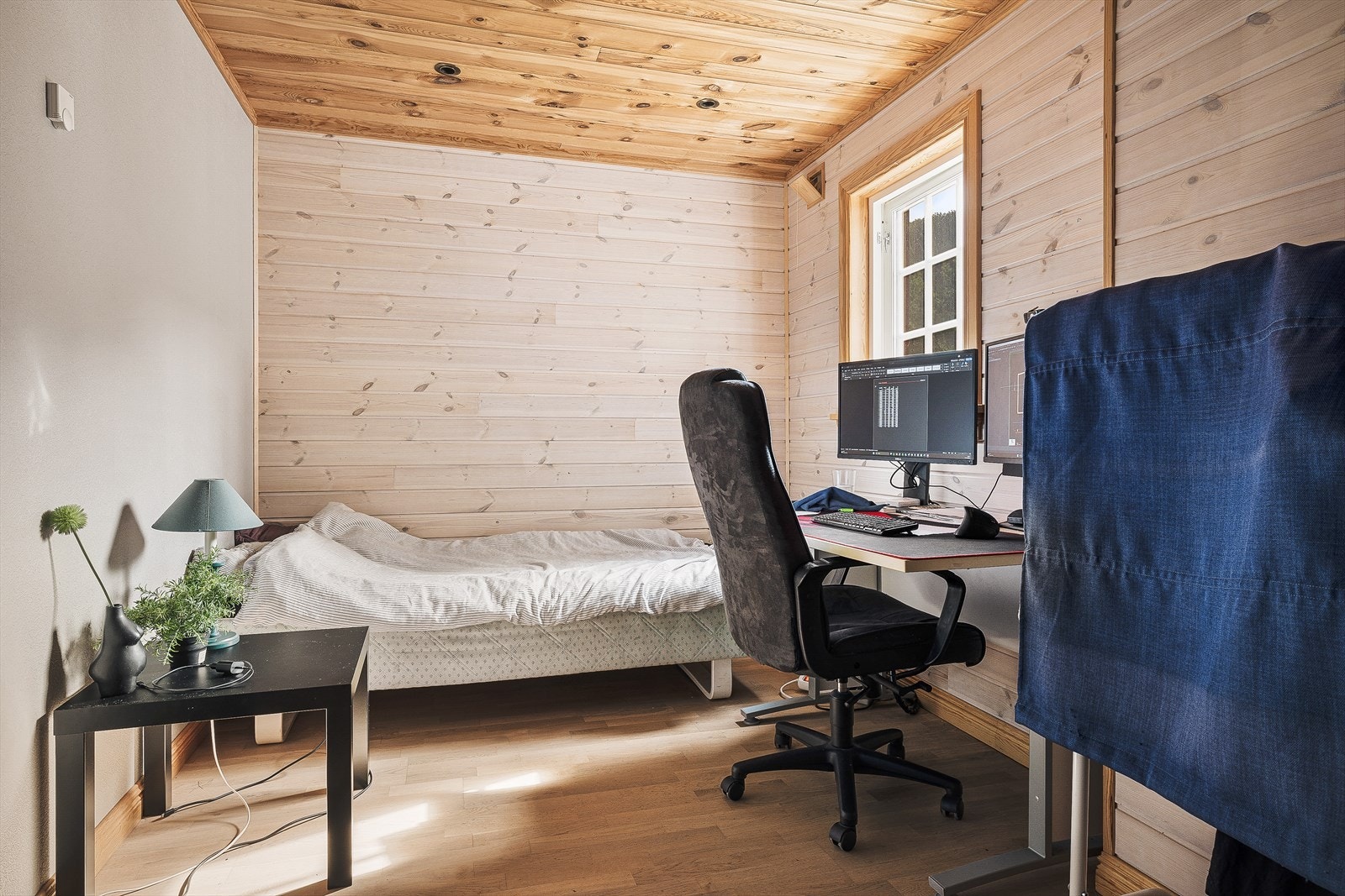 Videre kan man bevege seg inn på et boligens tre soverom. Her er det god plass til seng og nattbord, eller annet ønskelig møblement. Galleribilde