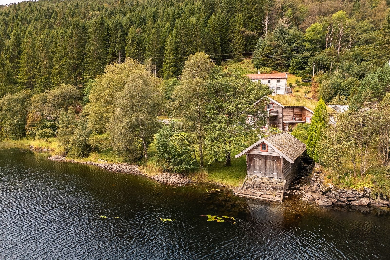 Naust og egen strandlinje gjør stedet ideelt for deg som ønsker å padle kano, fiske eller bare nyte stillheten og den vakre utsikten som vannet gir. Galleribilde