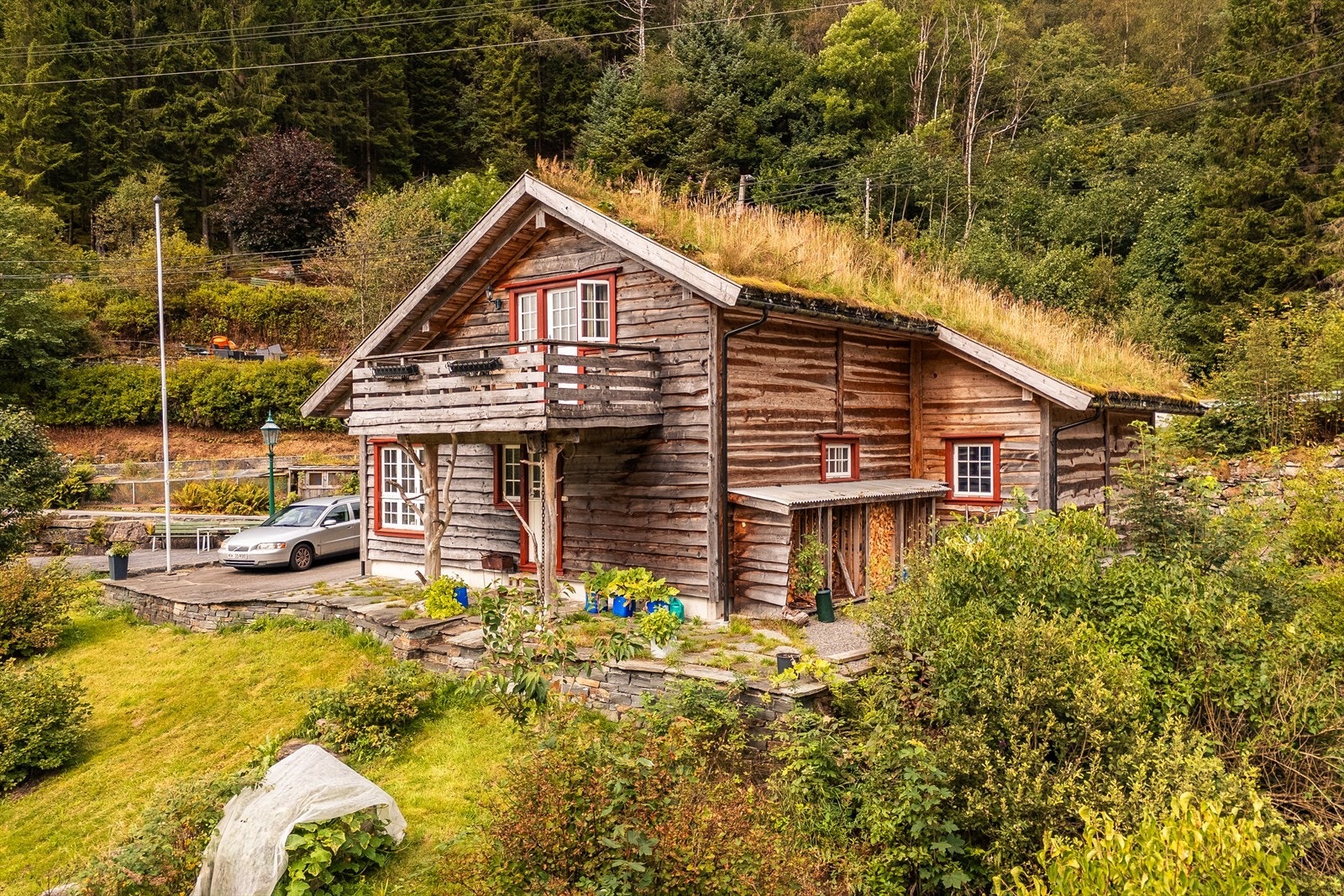En perfekt kombinasjon av landlig ro og moderne bekvemmelighet, kun 15 minutter fra Nesttun og 25 minutter fra Bergen sentrum. Galleribilde