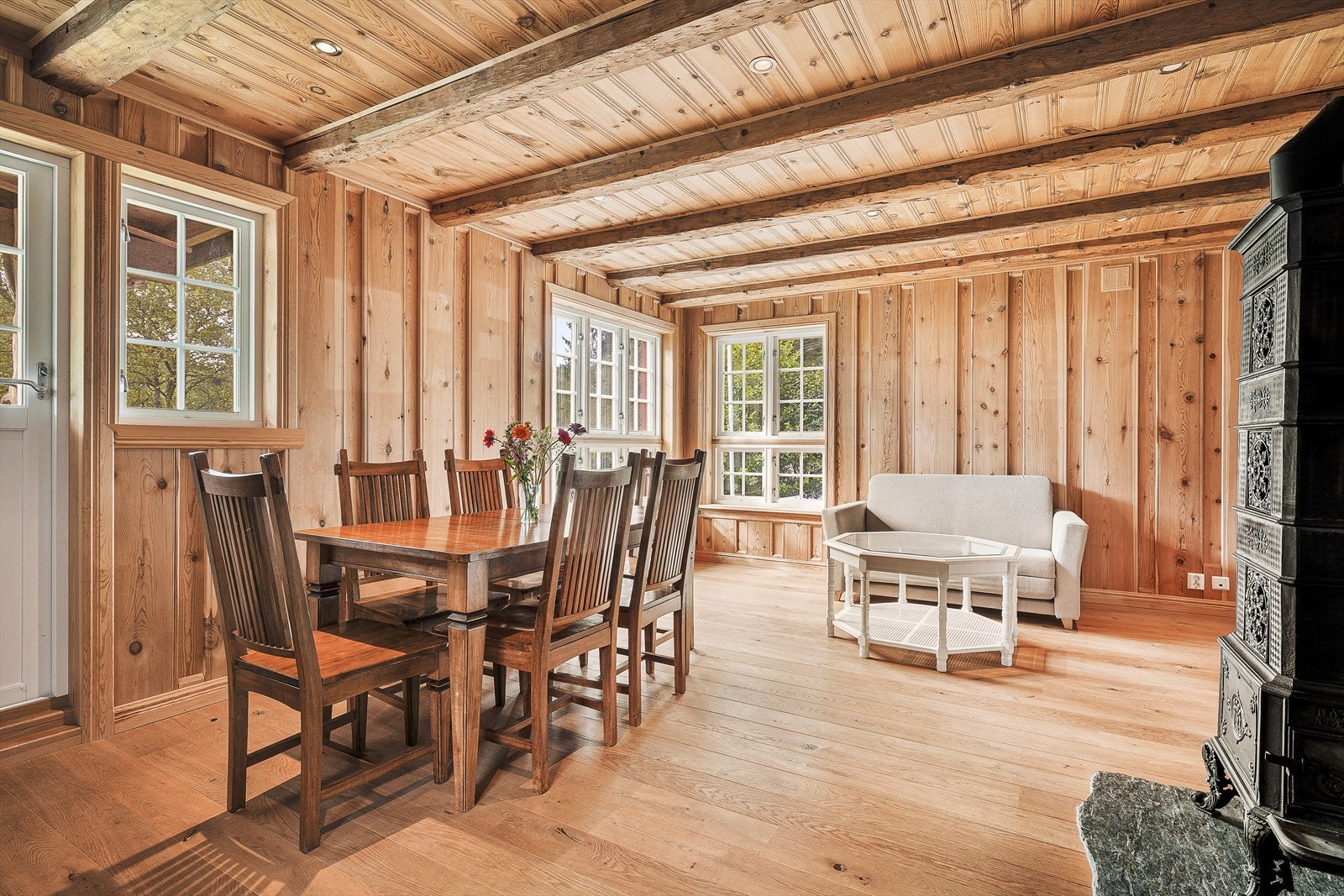 Videre har man boligens stue/spisestue. Her er det mulighet for å innrede på flere ulike måter, alt etter behov. I tillegg er det egen peisovn som varmer godt på kalde dager. Galleribilde