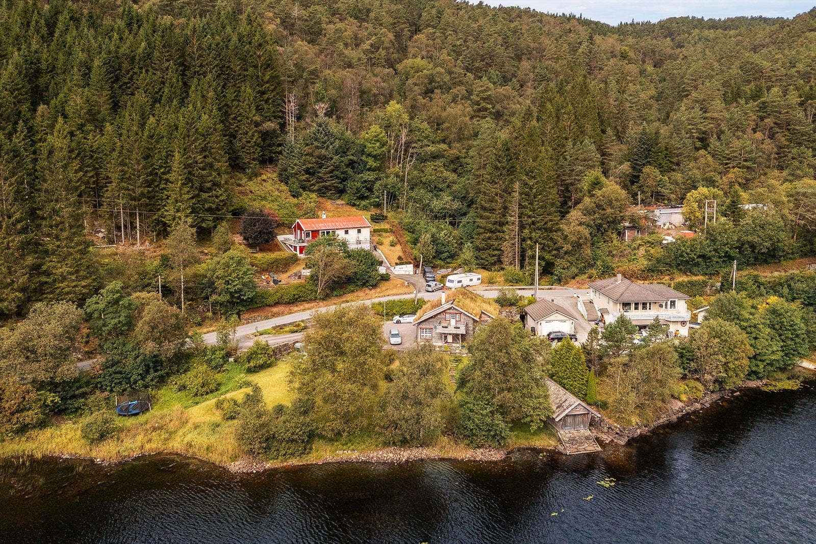Videre har tomten mange naturlige elementer som gir den et særpreg og som skaper en følelse av å være både en del av og utenfor verden på samme tid. Galleribilde