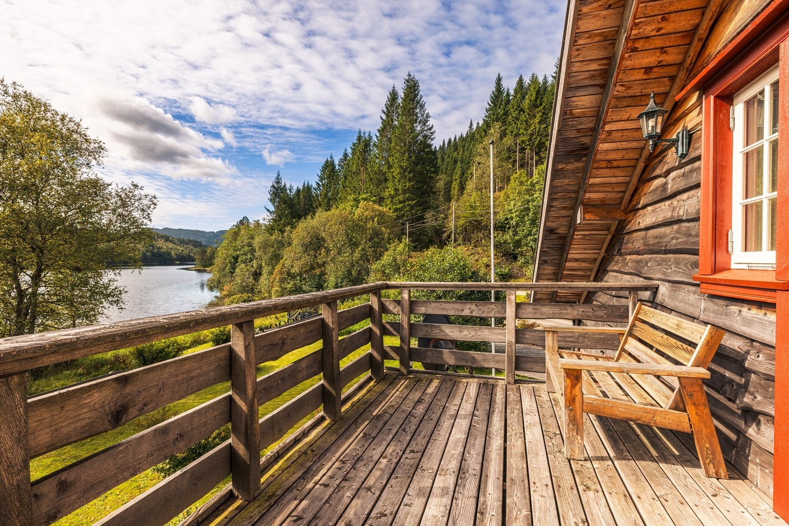 Fra hovedsoverommet er det utgang til egen altan, hvor man kan nyte frisk luft i vakre omgivelser. Her kan man trekke ut og nyte stillheten og roen ved Hauglandsvannet. Galleribilde