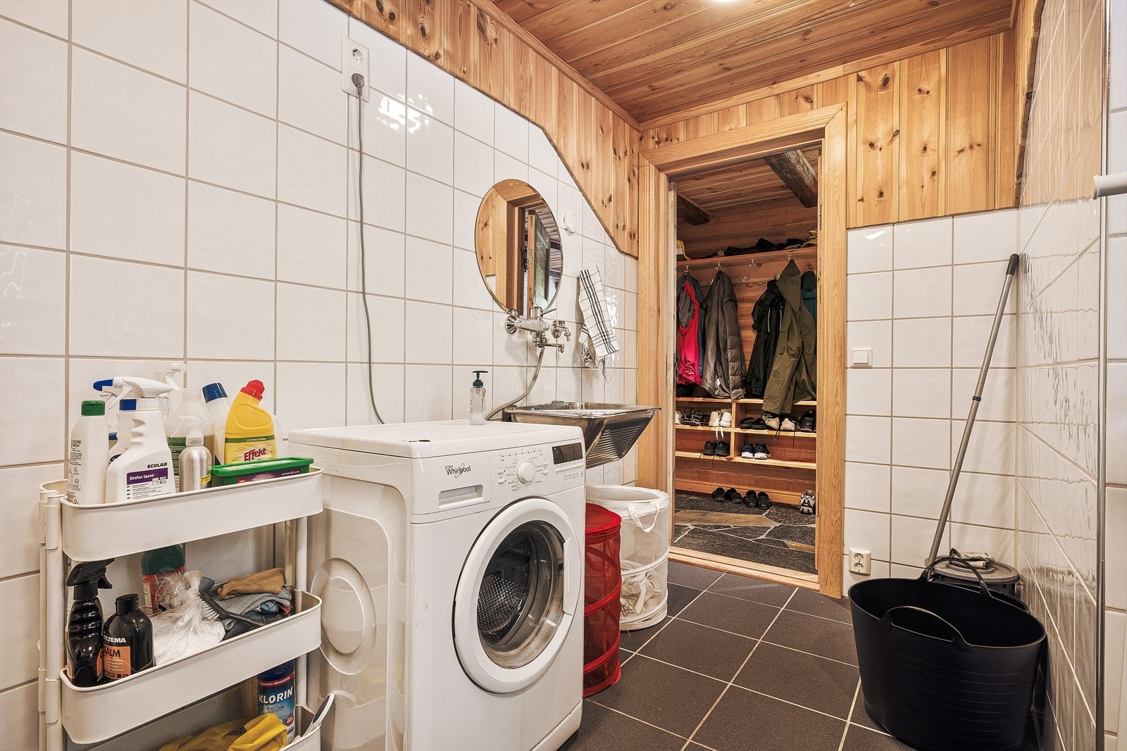 baderommet i hovedetasjen. Her har man vaskekum, dusjhjørne og opplegg for vaskemaskin. Det er god plass til klesvask, og et meget funksjonelt rom som også har direkte tilkomst gjennom ytterdør. Galleribilde