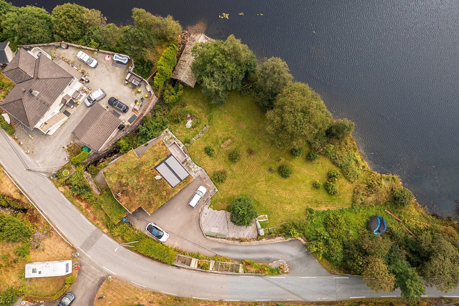 Her kan du sikre deg en sjarmerende og godt vedlikeholdt bolig i fredelige, naturskjønne omgivelser ved vannkanten. Galleribilde