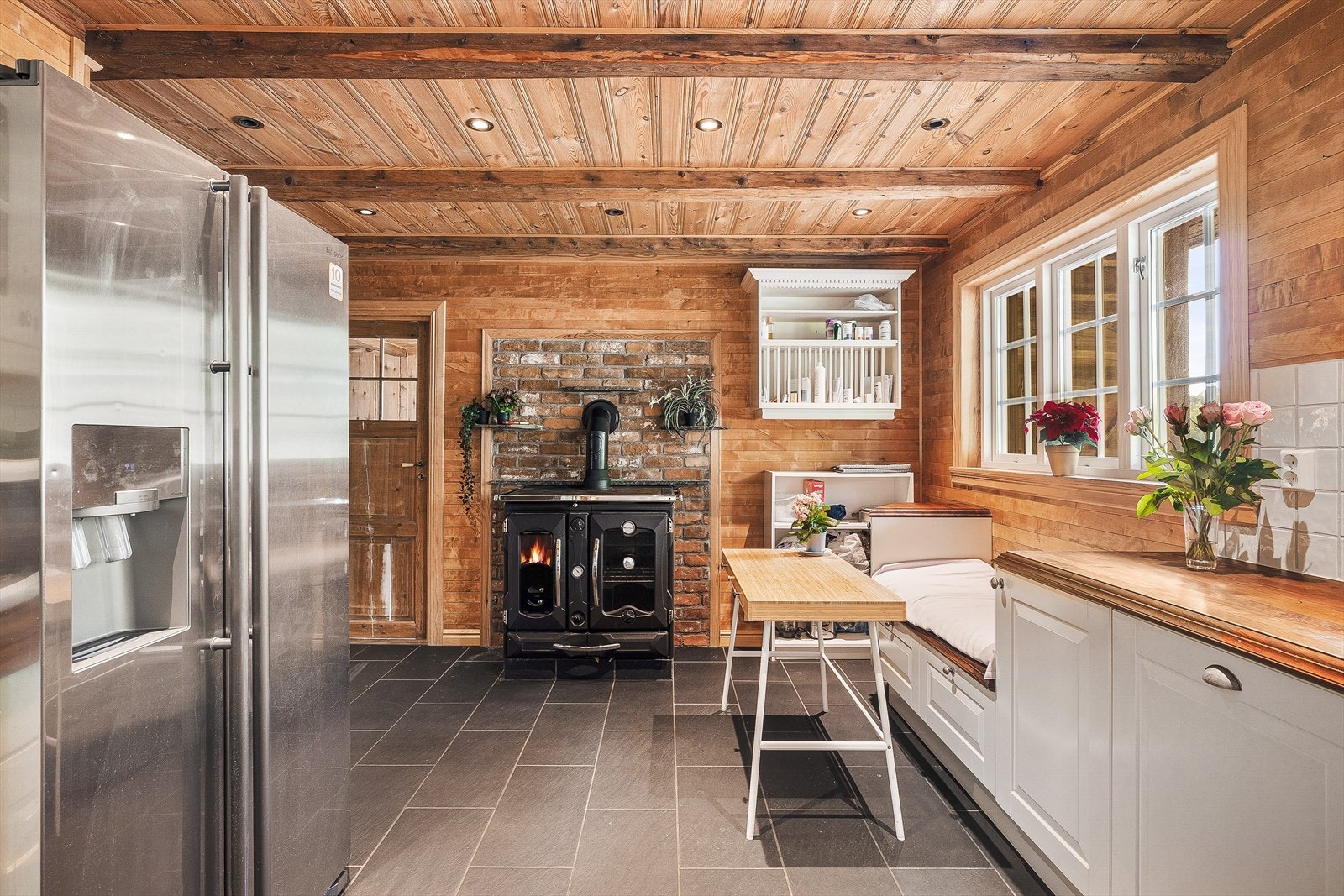 Denne gir både god varme og mulighet for å tilberede fantastiske måltid, i tillegg til at den fremstår som et eget møbel. Galleribilde