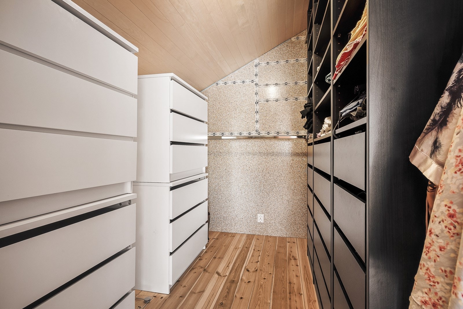 Man har også inngang til egen Walk-In garderobe hvor det er rikelig plass til bekledning. Galleribilde