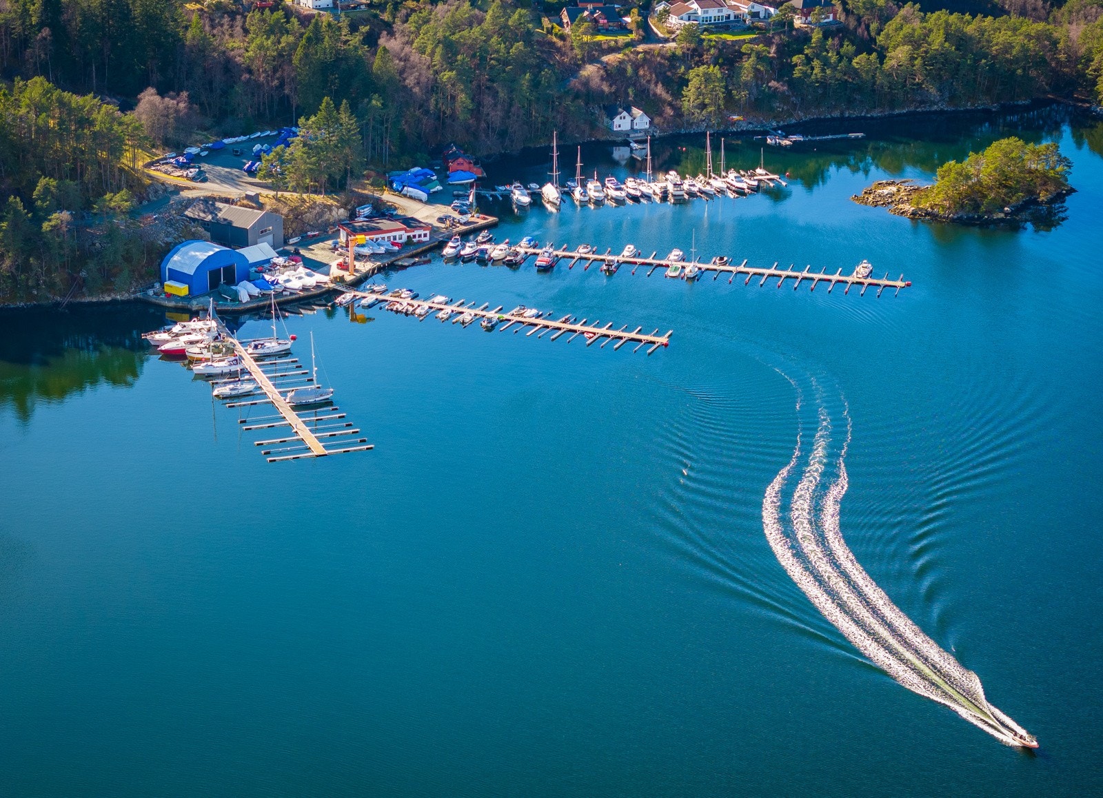 Her kan en leie båtplass fra kr 6 900,-. En kan lese mer om dette på Drange.no Galleribilde