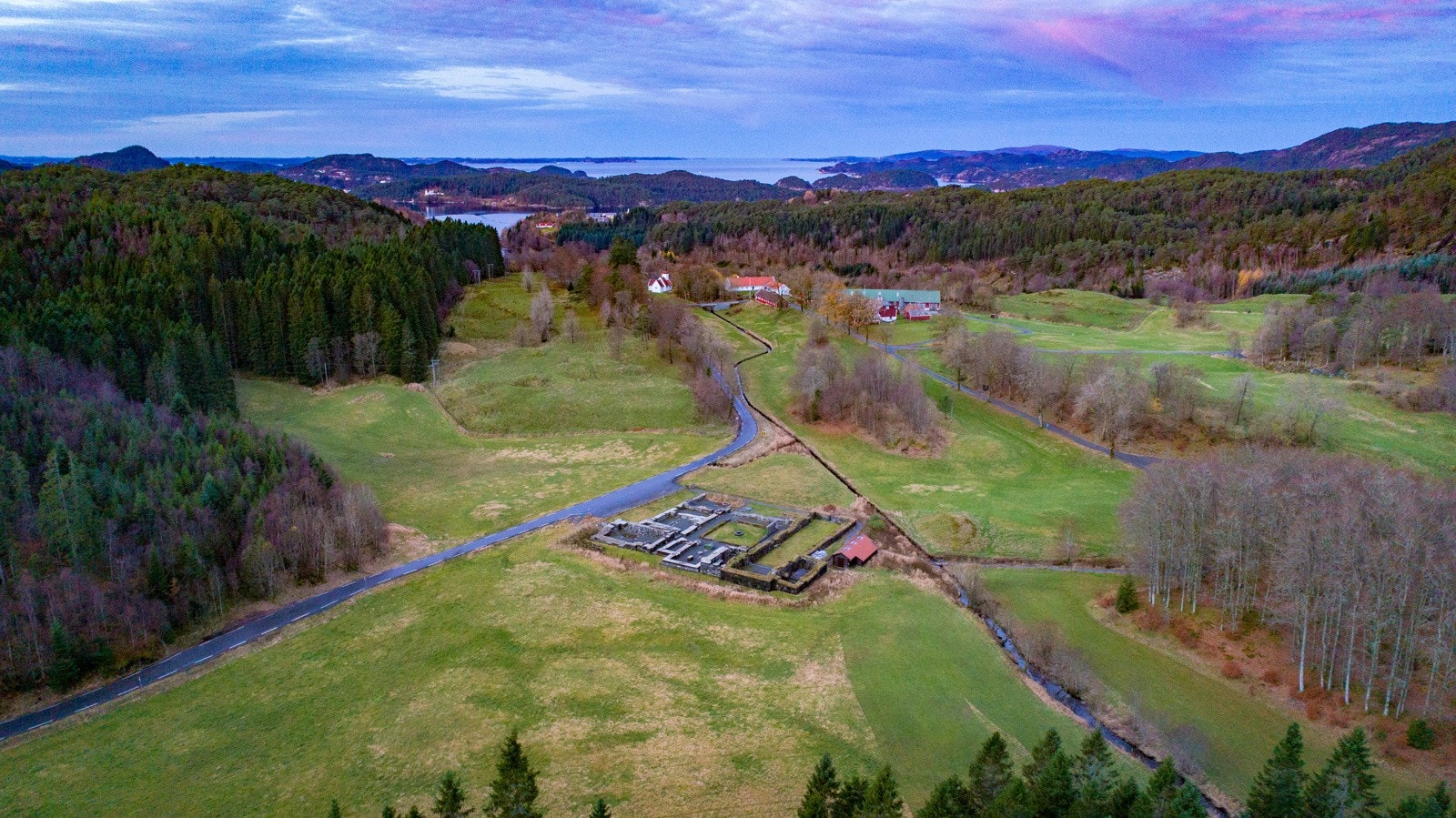 Lysekloster ruinene ligger ved foten av Lyshornet, en god fjelltur. Lyshornet er målt til 405 m.o.h Galleribilde