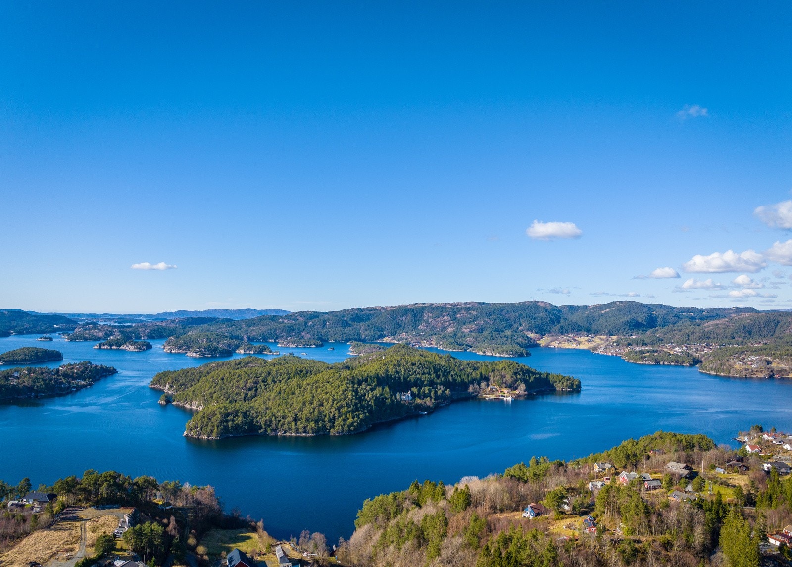 Fra buena kai i Lysefjorden går det skyssbåt over til Lysøen om sommeren. Galleribilde