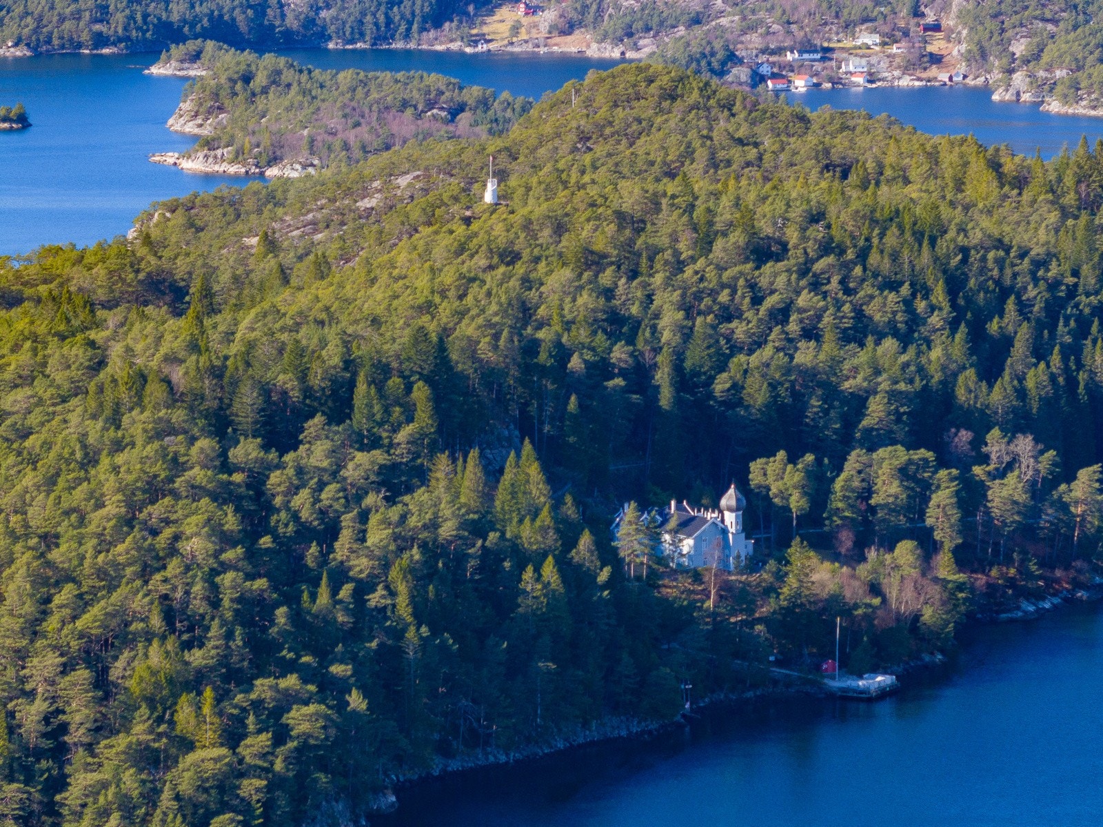 Her finner du Ole Bulls sitt slott i tillegg til fine turstier Galleribilde