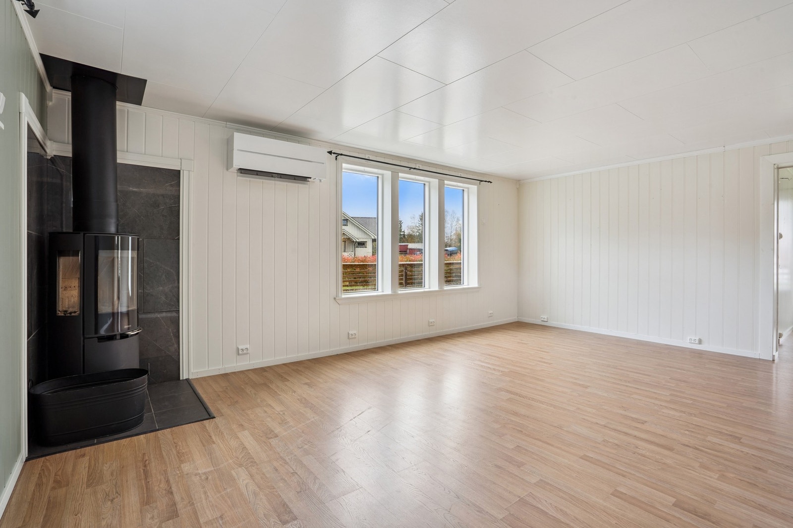 Boligen blir varmet opp med vedovn, luft-til-luft varmepumpe og annen elektrisk oppvarming Galleribilde