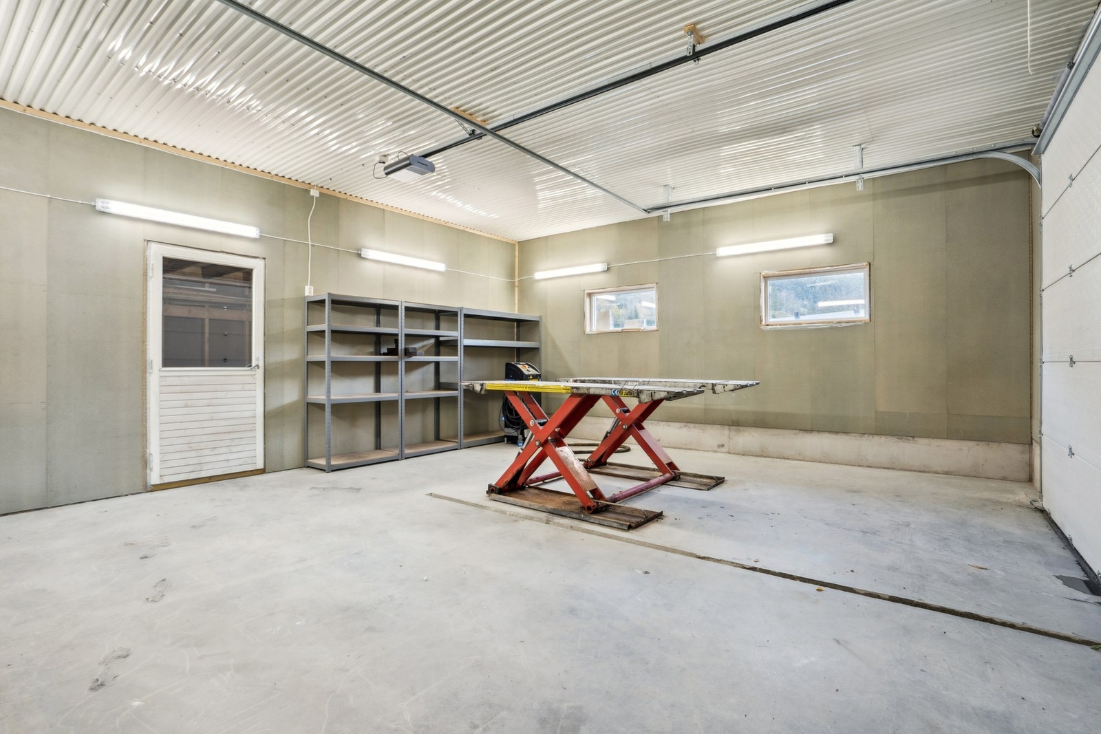 På eiendommen er det en stor garasje/verksted på 64 m² fra 2022 Galleribilde