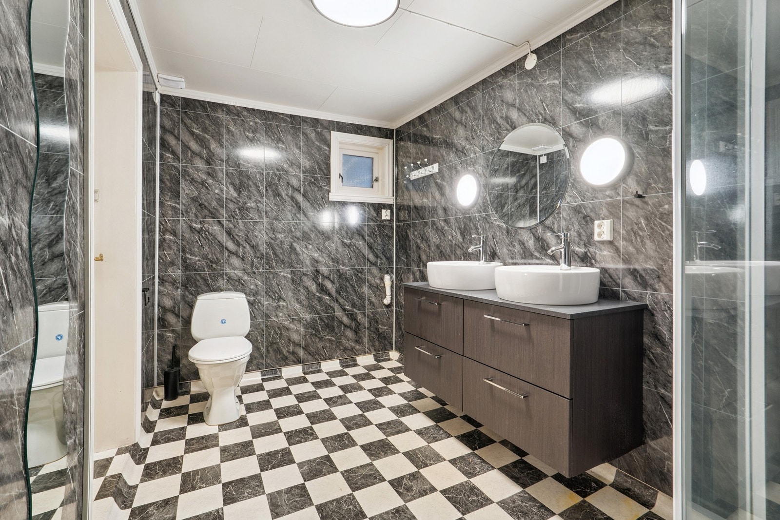 Elektrisk termostatstyrte varmekabler i gulvet Galleribilde