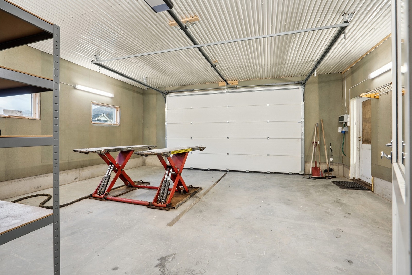 Her er det god plass til bil, utstyr og verktøy - perfekt for deg som liker å skru! Galleribilde