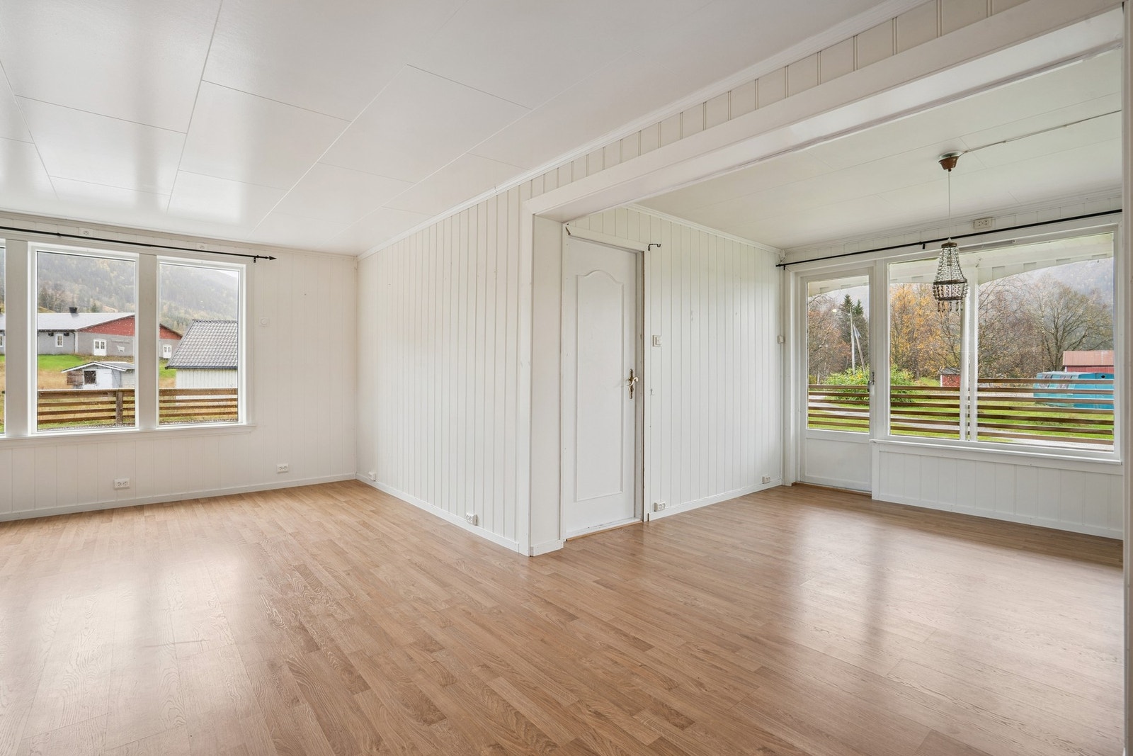 Fra stuen er det utgang til en romslig terrasse Galleribilde